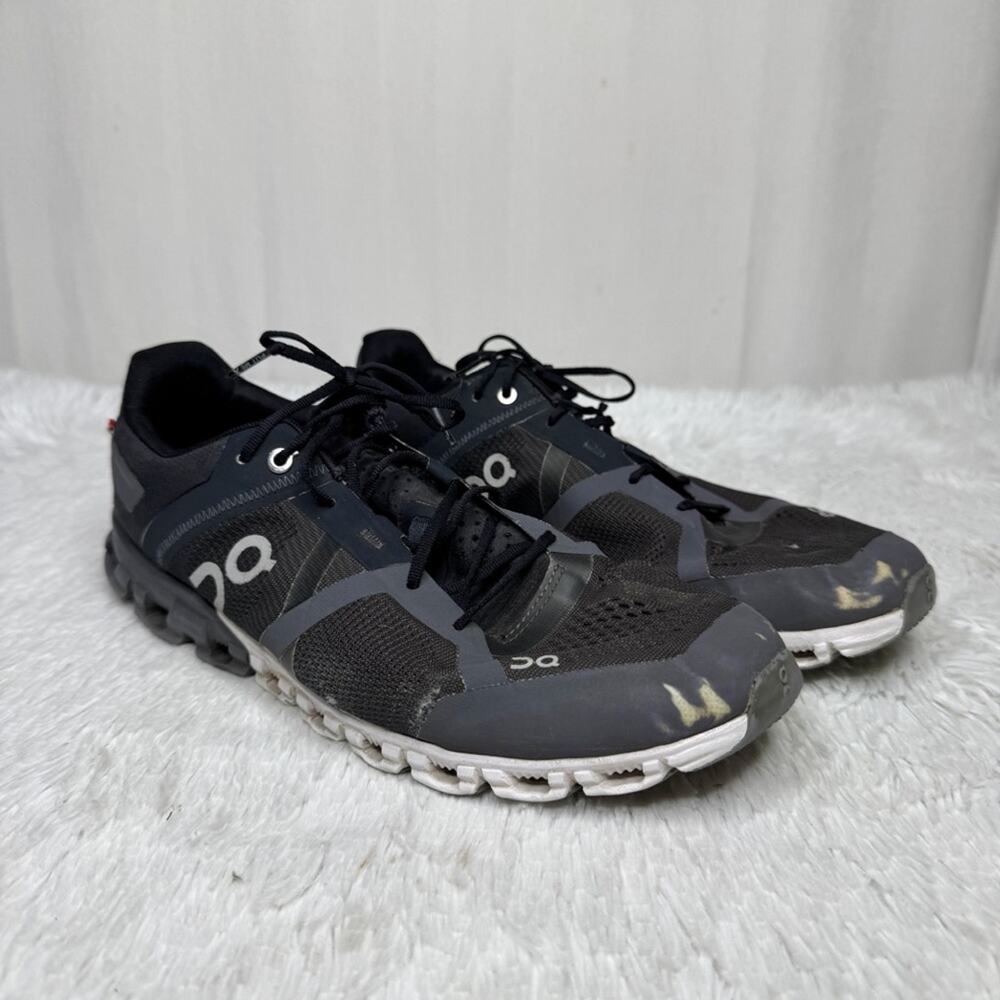 ON RUNNING / Cloudflow black white gray athletic sneakers / 10.5